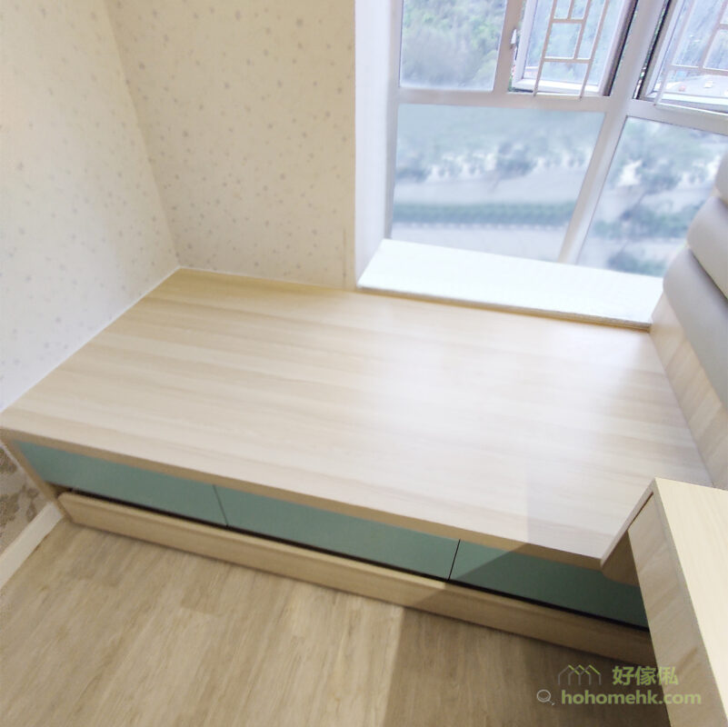 木材質感溫暖、自然且帶有獨特的紋理，能夠為室內營造出自然舒適的感覺。選擇淺木色訂造傢俬符合了客人對舒服家居的追求。