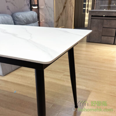 Tia岩板伸缩餐桌自带圆角设计，圆润不怕撞倒，配上黑砂碳素钢的纯黑桌脚，散发出现代时尚的气派。