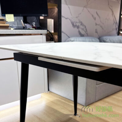 There is a hidden tabletop panel measuring 300mm in length underneath the dining table, which extends the original 1300mm long expandable dining table to 1600mm, accommodating an additional two people. Whenever friends come over to visit, you can enjoy meals together!