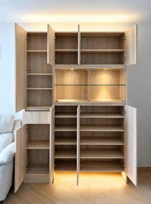 木色層格、白色門片與暖光中空位