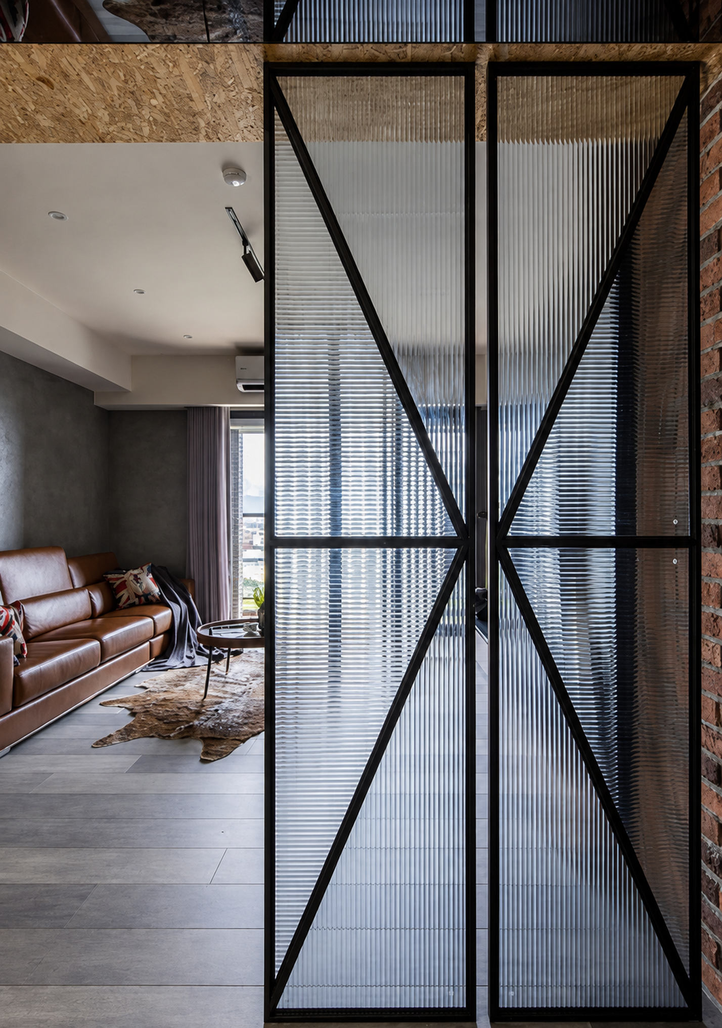 黑框玻璃門、客廳座位與兩邊使用位置