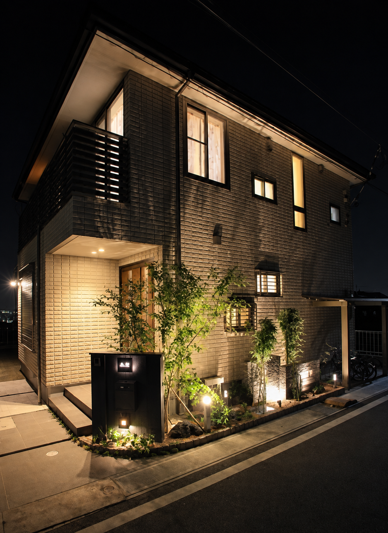 住宅入口、植栽與夜晚路線照明