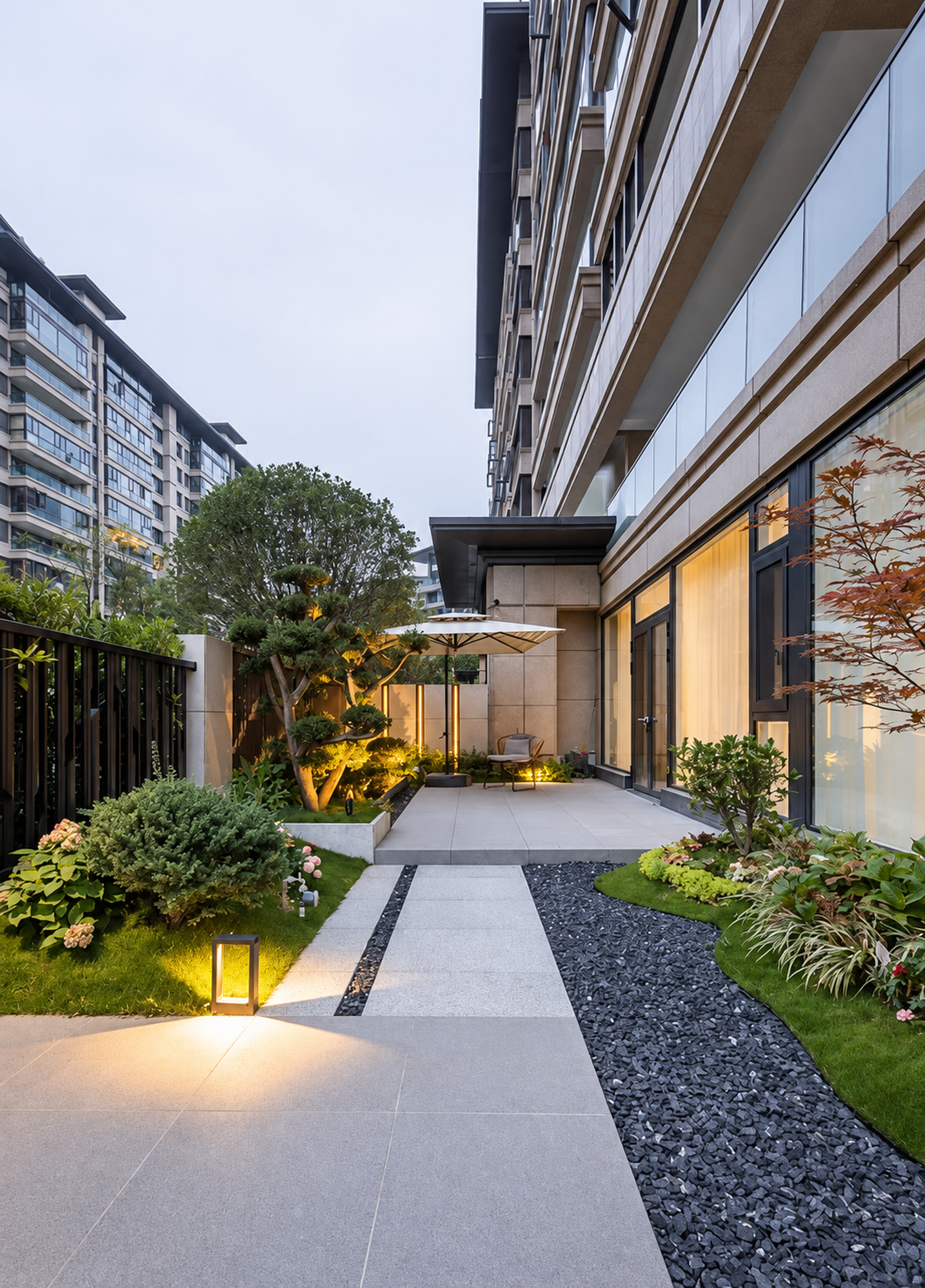 建築旁直線走道、植栽與坐位配置