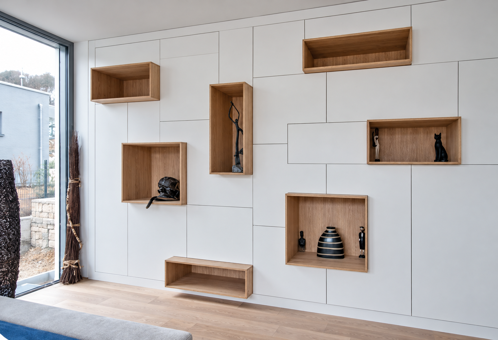 白色客廳櫃面與多個木色開放格配置