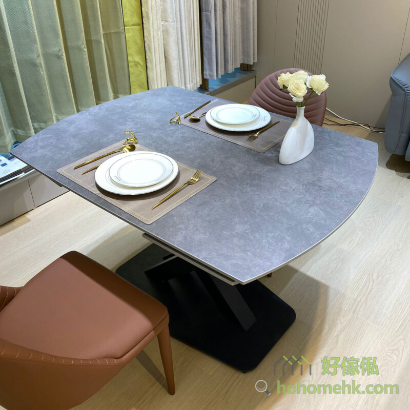 岩板枱面富有質感，經處理後的岩板桌面，可以用濕布作日常清潔，平滑表面也不易藏污納垢，非常適合香港家庭。