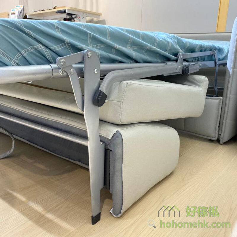 梳化床翻出來後有獨立的金屬床腳支撐，穩固設計讓你睡得更安穩。
