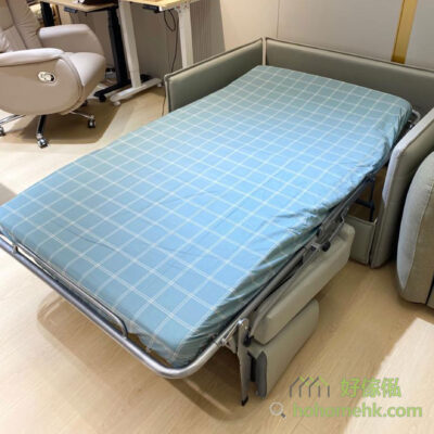 梳化床已包含獨立床褥，可以使用標準款的床笠 (床笠需自行購買)，換床單都非常簡單，用來招呼朋友就更方便了。
