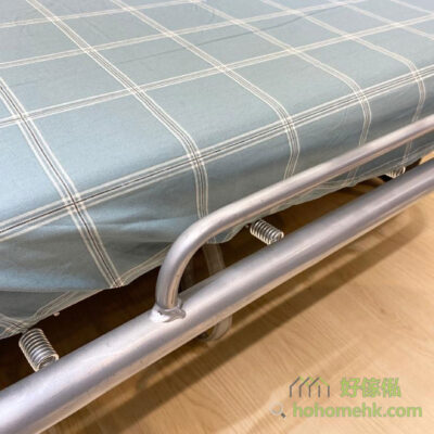 梳化床的鐵架有床欄設計，可避免床褥移位，非常貼心。