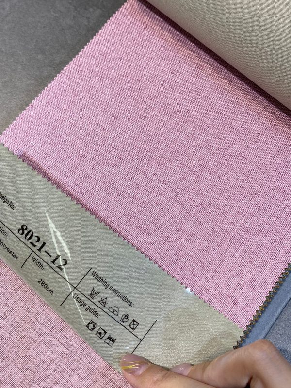 天然麻全遮光窗簾8021-12號色布料樣本特寫，布面呈天然麻感交織紋路，100%聚酯纖維，標籤顯示編號及布幅