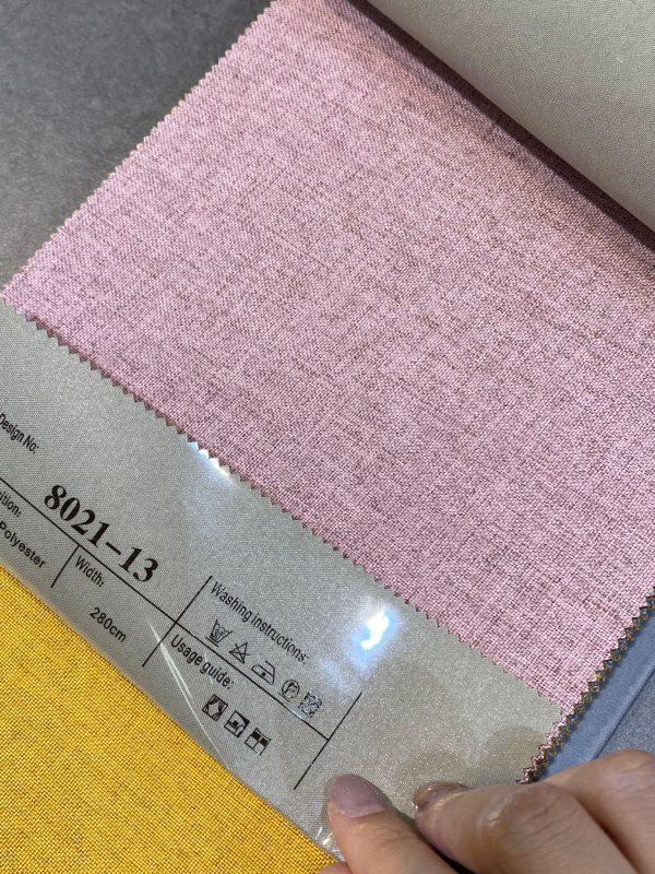 天然麻全遮光窗簾8021-13號色布料樣本特寫，布面呈天然麻感交織紋路，100%聚酯纖維，標籤顯示編號及布幅