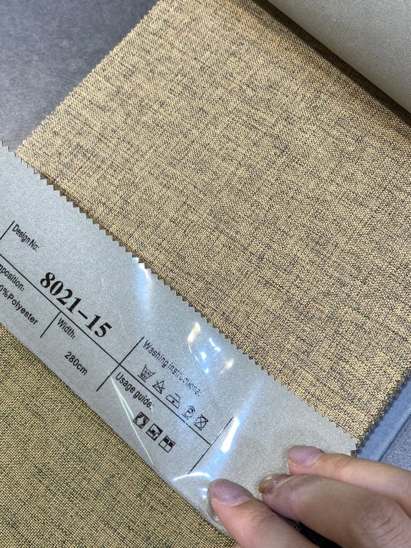 天然麻全遮光窗簾8021-15號色布料樣本特寫，布面呈天然麻感交織紋路，100%聚酯纖維，標籤顯示編號及布幅