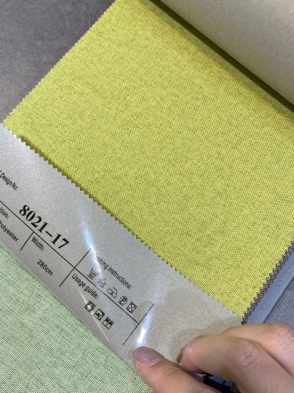 天然麻全遮光窗簾8021-17號色布料樣本特寫，布面呈天然麻感交織紋路，100%聚酯纖維，標籤顯示編號及布幅
