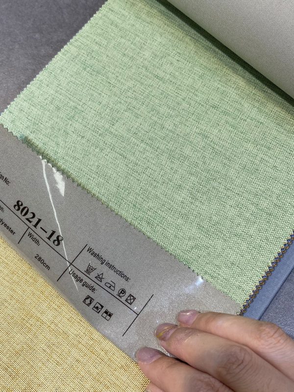 天然麻全遮光窗簾8021-18號色布料樣本特寫，布面呈天然麻感交織紋路，100%聚酯纖維，標籤顯示編號及布幅
