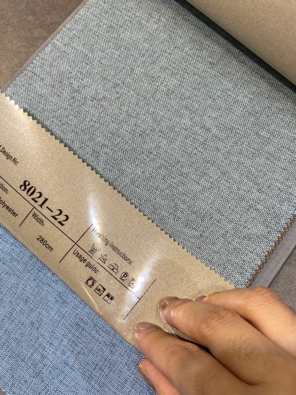 天然麻全遮光窗簾8021-22號色布料樣本特寫，布面呈天然麻感交織紋路，100%聚酯纖維，標籤顯示編號及布幅