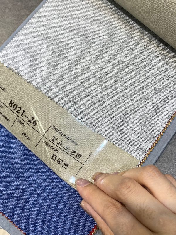 天然麻全遮光窗簾8021-26號色布料樣本特寫，布面呈天然麻感交織紋路，100%聚酯纖維，標籤顯示編號及布幅