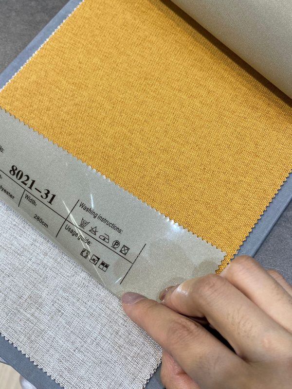 天然麻全遮光窗簾8021-31號色布料樣本特寫，布面呈天然麻感交織紋路，100%聚酯纖維，標籤顯示編號及布幅