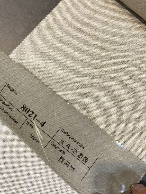 天然麻全遮光窗簾8021-4號色布料樣本特寫，布面呈天然麻感交織紋路，100%聚酯纖維，標籤顯示編號及布幅