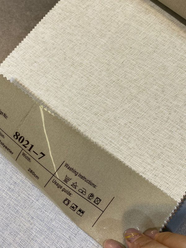 天然麻全遮光窗簾8021-7號色布料樣本特寫，布面呈天然麻感交織紋路，100%聚酯纖維，標籤顯示編號及布幅