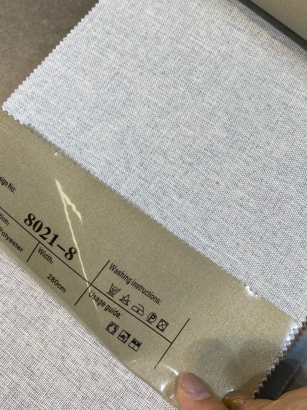 天然麻全遮光窗簾8021-8號色布料樣本特寫，布面呈天然麻感交織紋路，100%聚酯纖維，標籤顯示編號及布幅