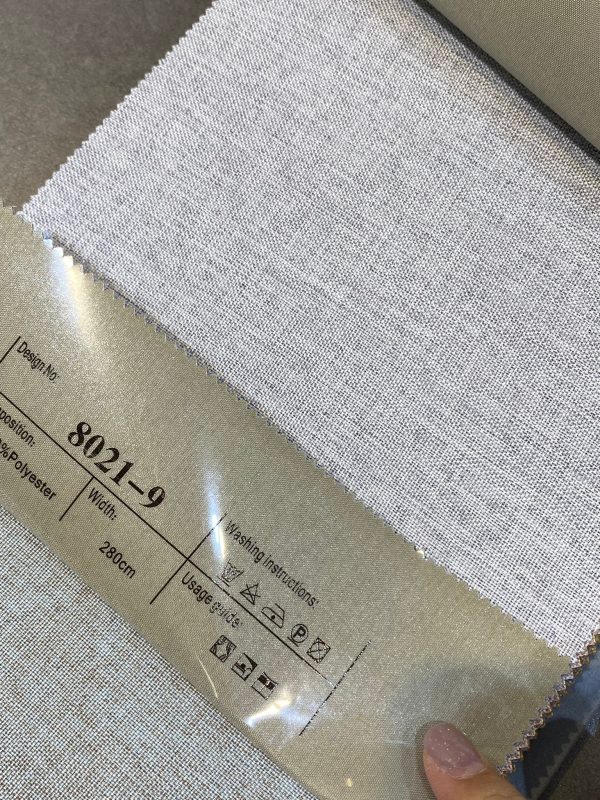 天然麻全遮光窗簾8021-9號色布料樣本特寫，布面呈天然麻感交織紋路，100%聚酯纖維，標籤顯示編號及布幅