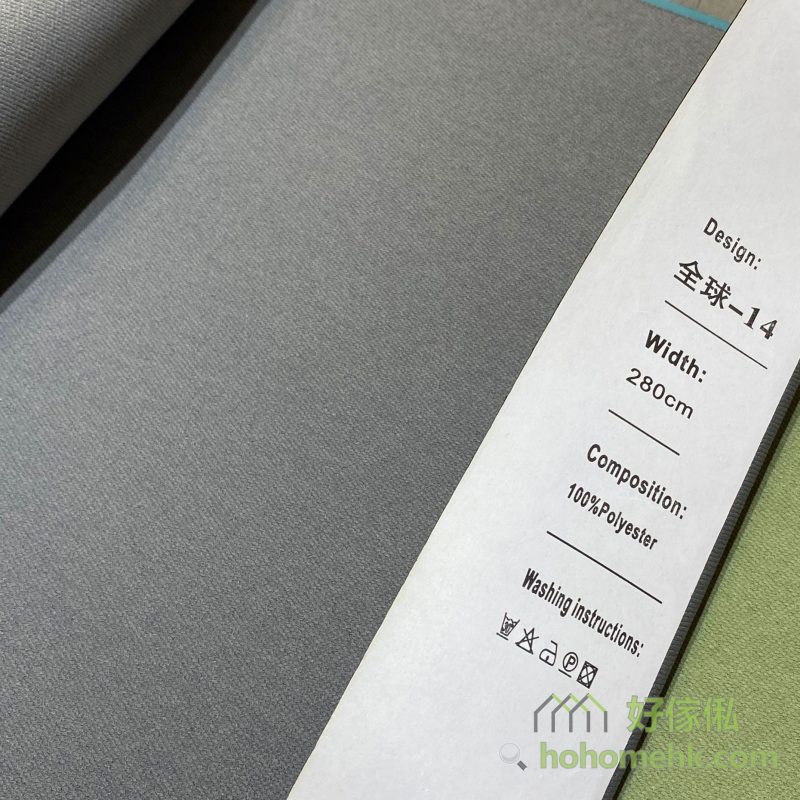 斜紋平板布窗簾14號色布料近距特寫，標籤顯示「全球-14」及100%Polyester，布面呈細密斜紋素色設計