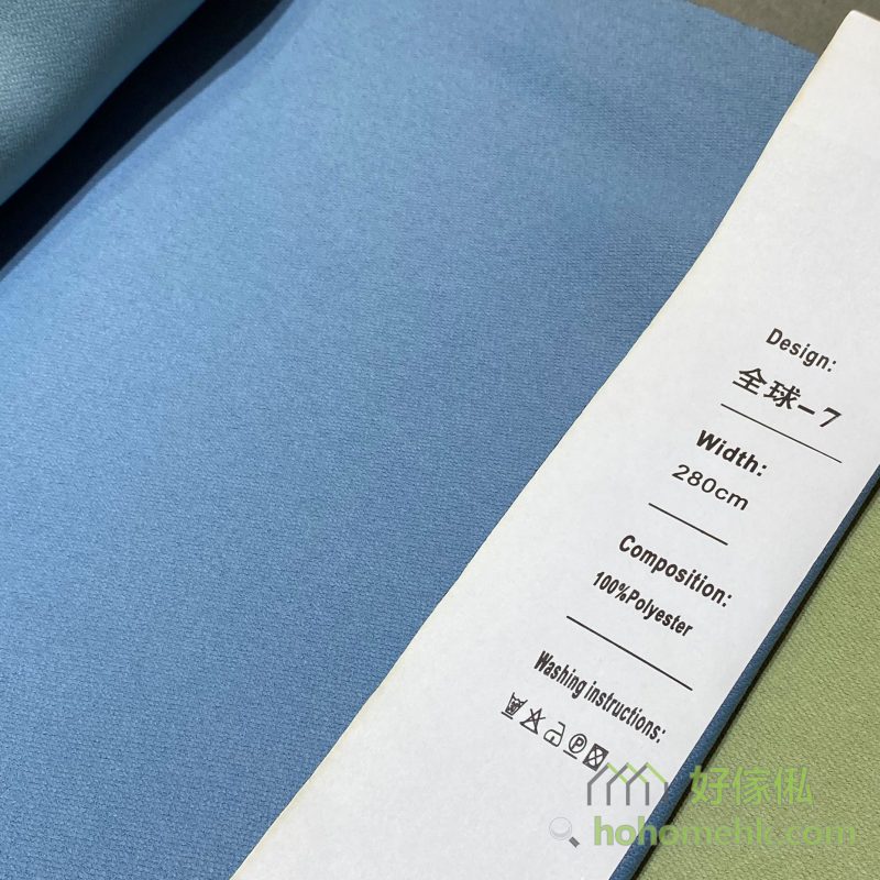 斜紋平板布窗簾7號色布料近距特寫，標籤顯示「全球-7」及100%Polyester，布面呈細密斜紋素色設計