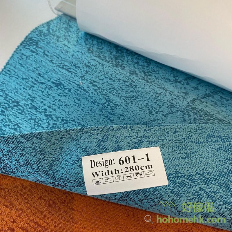 納米聖地亞哥全遮光窗簾601-1號色布料近距特寫，標籤顯示601-1編號及寬度，布面呈現聖地亞哥系列特色紋路