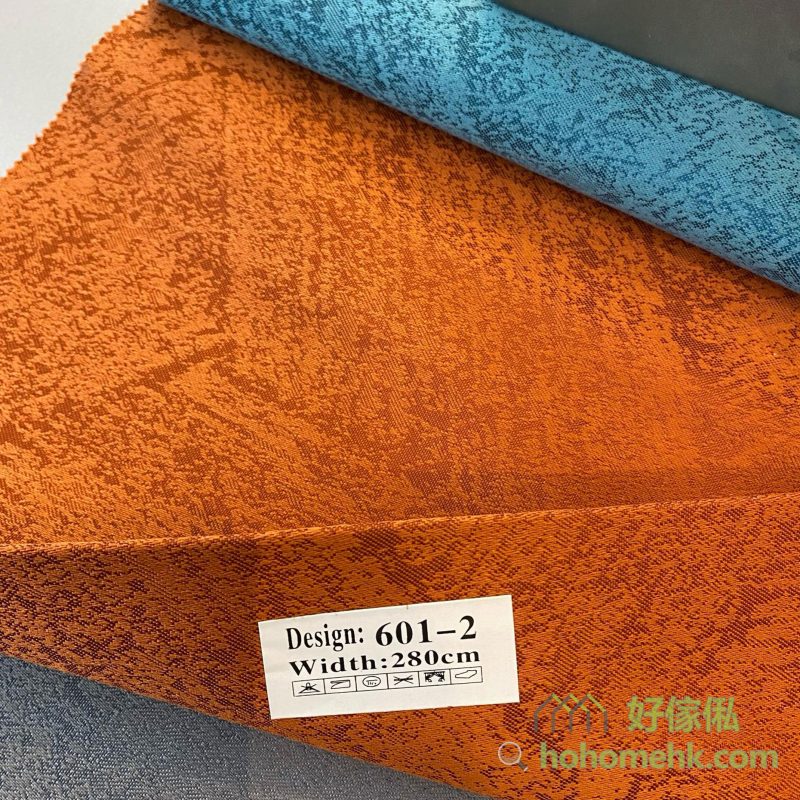 納米聖地亞哥全遮光窗簾601-2號色布料近距特寫，標籤顯示601-2編號及寬度，布面呈現聖地亞哥系列特色紋路