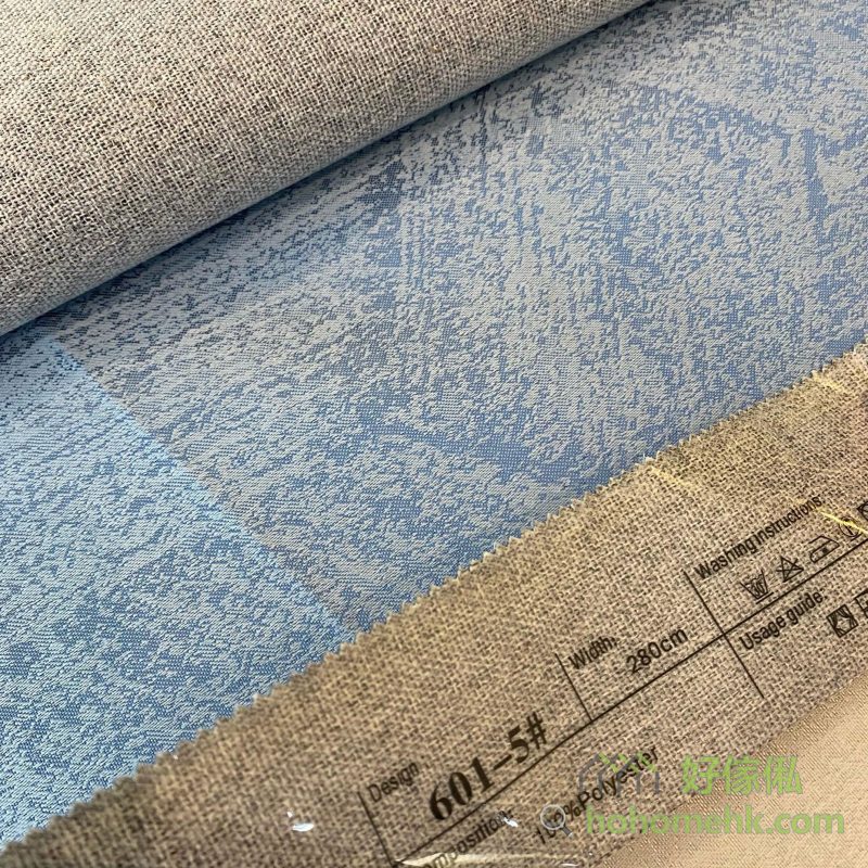 納米聖地亞哥全遮光窗簾601-5號色布料近距特寫，標籤顯示601-5編號及寬度，布面呈現聖地亞哥系列特色紋路