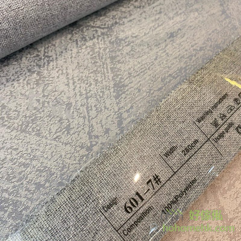 納米聖地亞哥全遮光窗簾601-7號色布料近距特寫，標籤顯示601-7編號及寬度，布面呈現聖地亞哥系列特色紋路