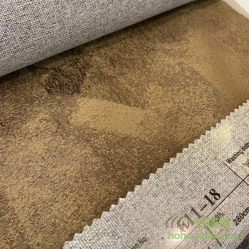 納米馬克波羅全遮光窗簾611-18號色布料近距特寫，布面呈現細密斜紋質感，標籤顯示系列編號611-18及布幅