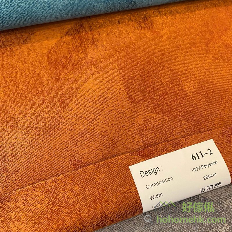 納米馬克波羅全遮光窗簾611-2號色布料近距特寫，布面呈現細密斜紋質感，標籤顯示系列編號611-2及布幅