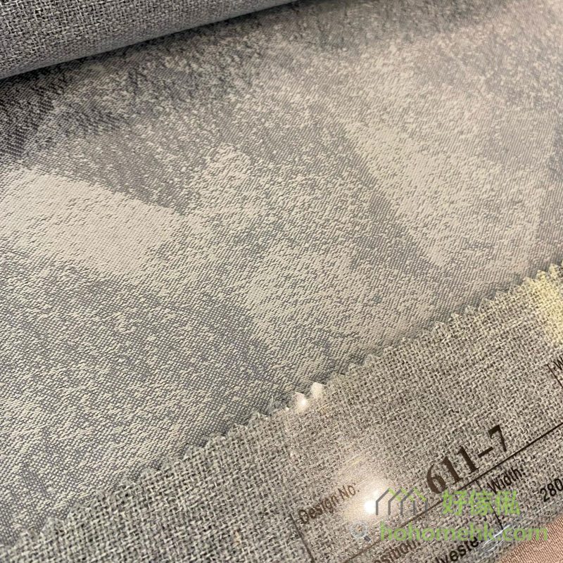 納米馬克波羅全遮光窗簾611-7號色布料近距特寫，布面呈現細密斜紋質感，標籤顯示系列編號611-7及布幅