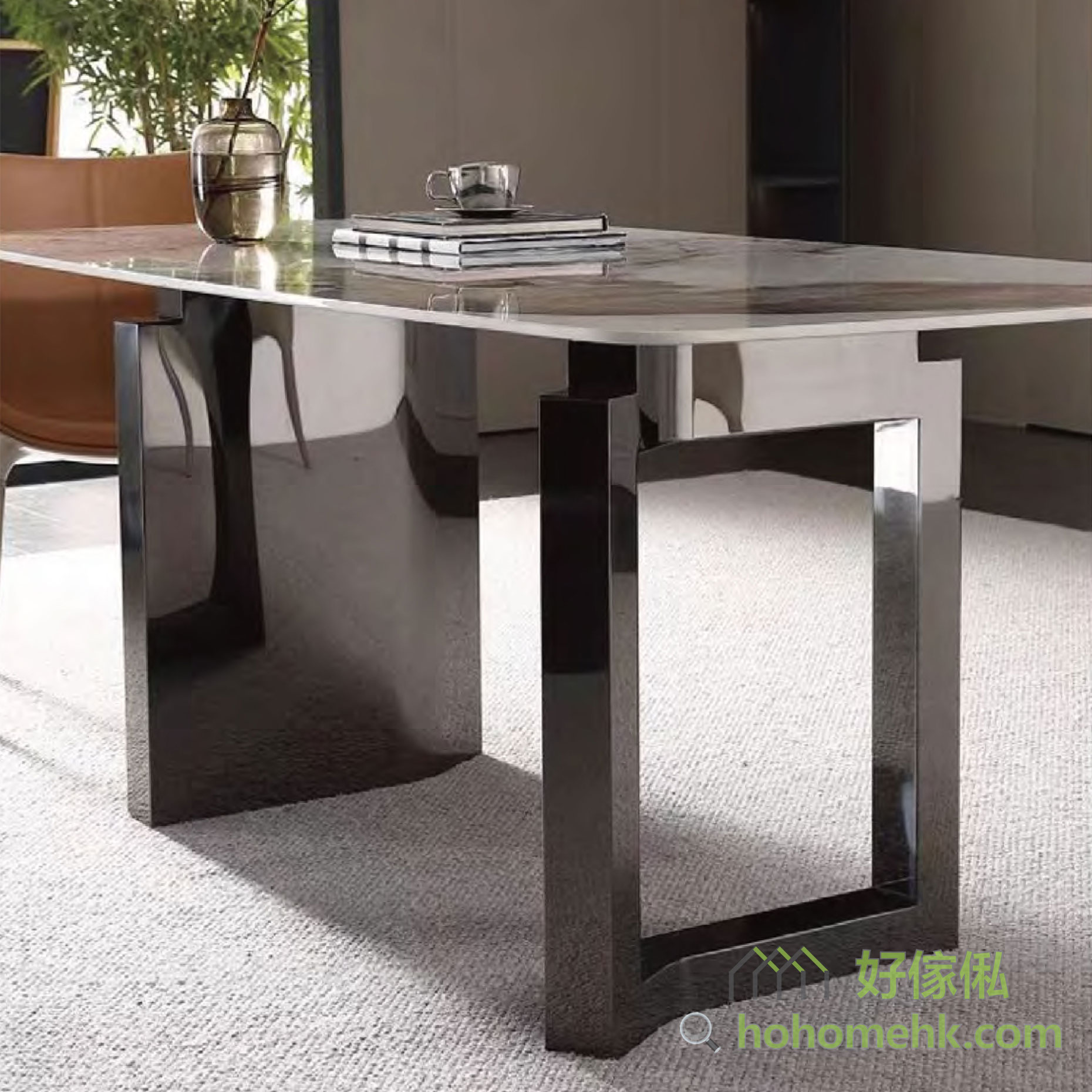 餐桌採用黑鋼材料做枱腳，實心與空心不對稱枱腳，營造出簡約而高雅的氛圍。將餐枱放在客廳中，展現出時尚大氣的風格。