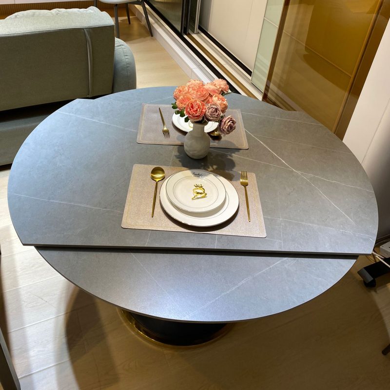 圓形設計，時尚大氣：餐桌採用圓形設計，線條流暢優雅，既節省空間又顯得時尚大氣。這樣的設計不僅符合現代家居風格，更能為您的用餐環境增添一份溫馨與和諧。