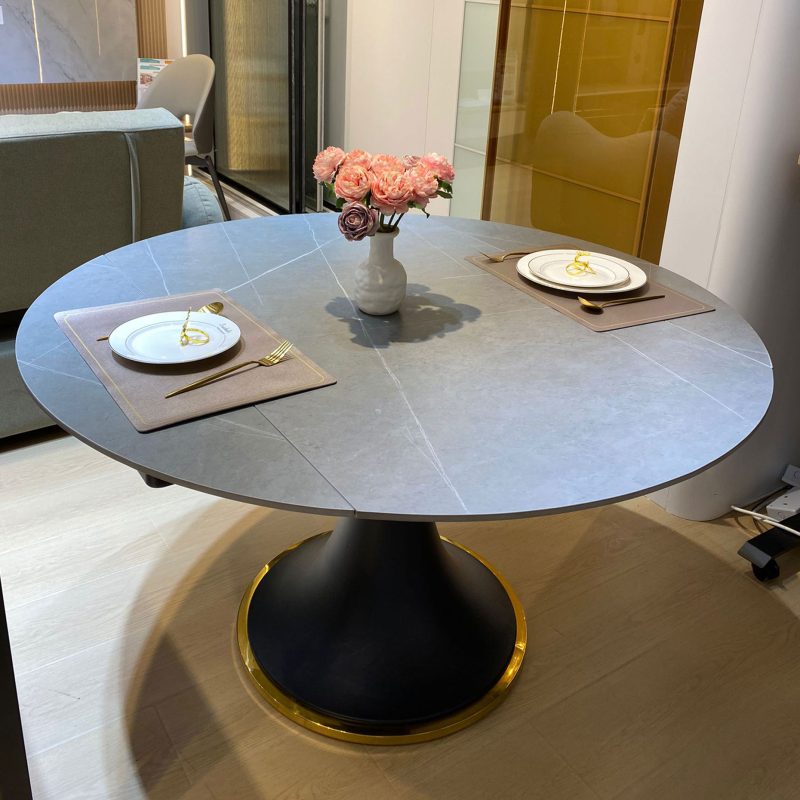 餐桌採用優質岩板材質，質地堅硬、耐磨、耐高溫，同時具有天然石材的紋理，高端大氣。岩板餐桌易清潔、不易變形，是現代家居的理想選擇。
