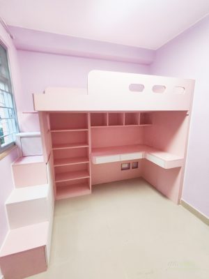 馬卡龍色調的粉紅色，偏淡色，不會將全間房都照得紅紅的，效果比傳統的鮮粉紅更柔和、不刺眼，更適合小朋友至少女階段使用。