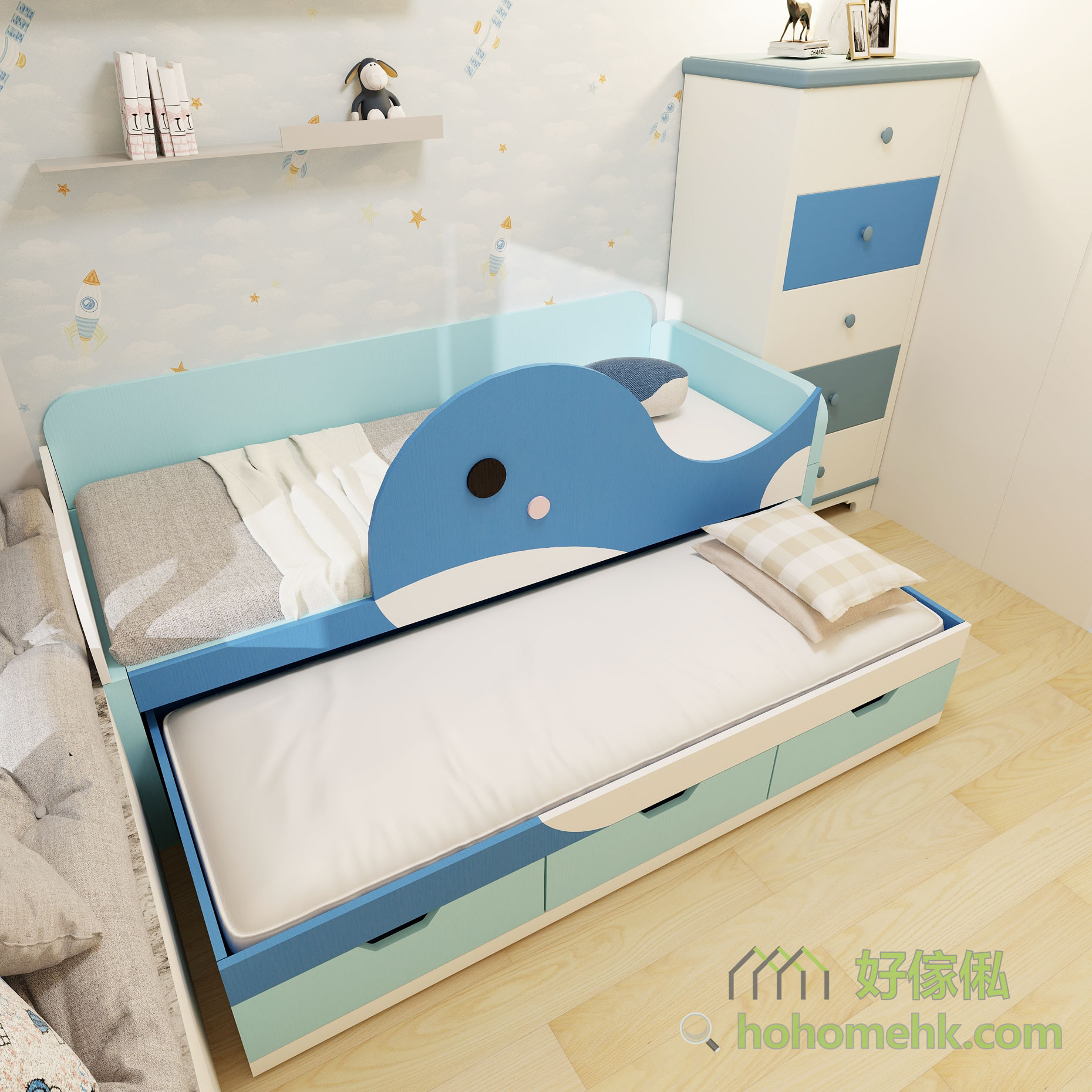 藍白鯨魚兒童子母床子床拉出全景，主床及子床並列展示，床底右側三個淺藍抽屜清晰可見，床頭鯨魚造型圍欄旁有公仔擺設，左上方牆上有浮動層板，房間右側有藍灰白衣櫃