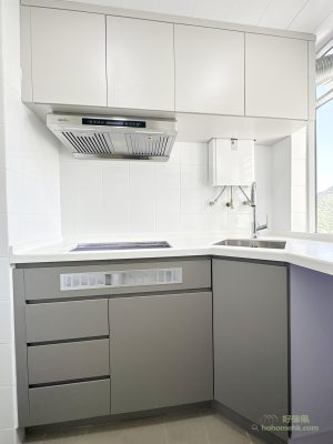 很常見的居屋廚房則，是個正正方方的廚房，廚房本身裝了熱水爐和預留了洗衣機的位置，而雪櫃就放在客廳，所以基本上大部份客人都會選擇訂造這種L形廚櫃的。