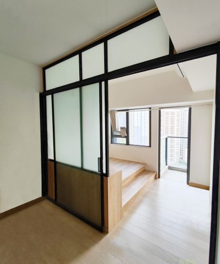 吊趟門的設計令空間更加一致、寬敞,又沒有地軌會絆腳,不過記得吊趟門不能做得太大隻,如果太大隻還是建議做地趟門比較耐用及穩固。