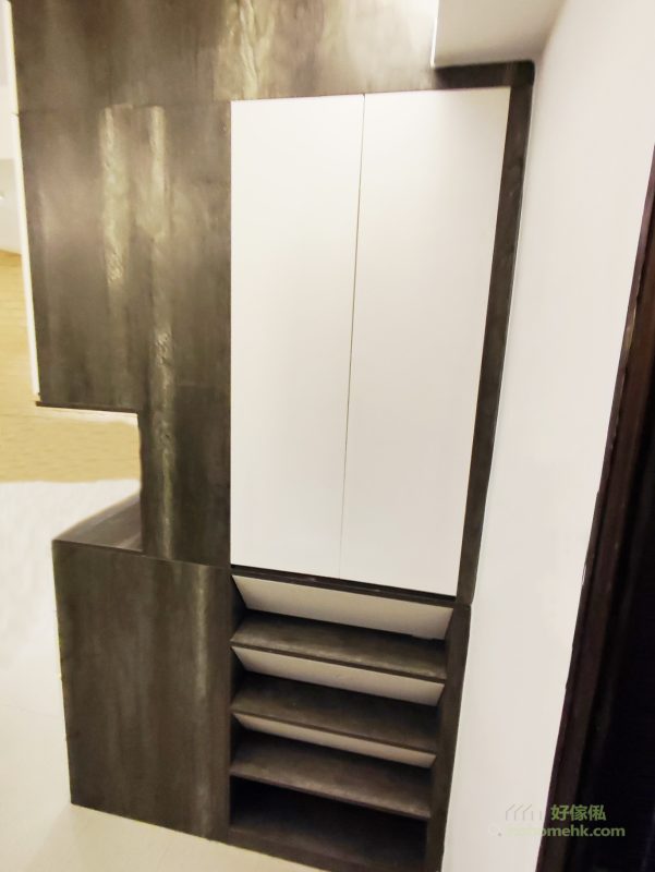 深胡桃木色配白色櫃門的設計，大山木紋的效果，其實也充滿日本的低調醇厚風情，讓傢俬本身成為全屋裝修的一部份。
