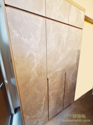 On the other side of the high body wardrobe, the use of gray and white light stone as the cabinet door, echoing the gray stone floor, and lined with the beige white room furniture.