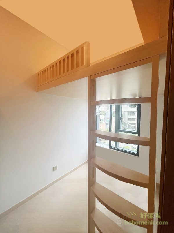 如果閣樓主要用作儲物，我們都建議客戶可以多考慮用爬梯上落，如果閣樓會用作睡覺和休息的空間，經常都要上落，而空間又真的許可，我們都會建議客戶採用樓梯櫃的設計，使用時會更加方便。