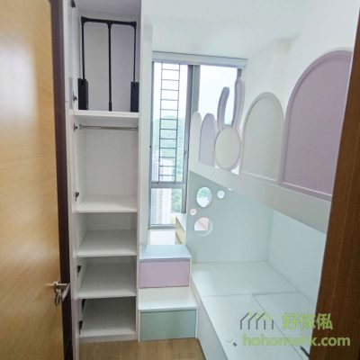 On and off the bed to the side panel of the window made several round holes, which can not only light but also increase the sense of children's interest. The simple furniture layout maximizes the space utilization of the bedroom, which is very suitable for the design of Hong Kong small home!