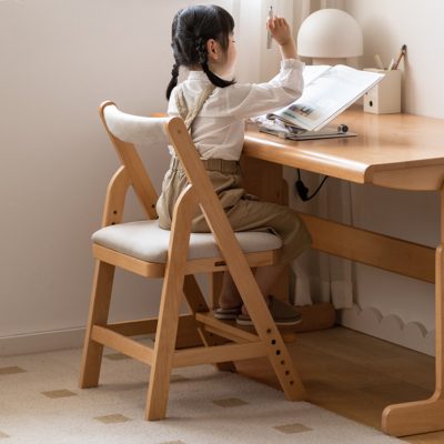 A chair to accompany the growth, help 90 degrees correct sitting posture, so that children develop good habits