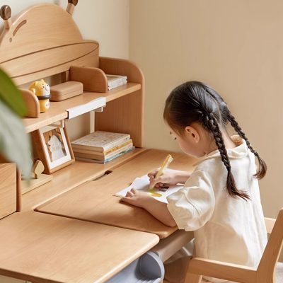 The raw materials are mainly plant extracts, green and healthy, in line with environmental protection standards, and more assured for children; The oil in the wood wax oil can penetrate the interior of the wood, giving the wood deep moisture and care.