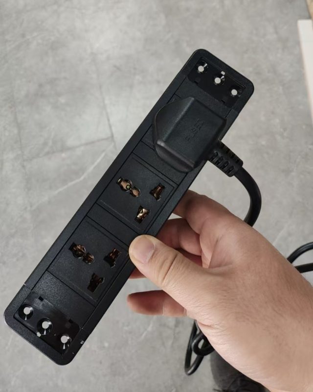 Isaac實木餐邊櫃一體伸縮餐枱已升級，櫃身有三個三腳插座給用戶使用，方便打邊爐或使用其他小家電 (需連接牆身插頭配合使用)。