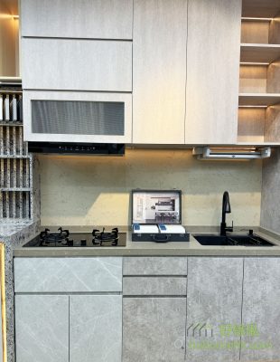 The kitchen cabinets in Tsuen Wan Store have a variety of stone panels, which allows guests to enjoy the texture of stone panels. In addition, the table stone and the hollow position are used quartz stone, guests can refer to the effect of quartz stone.