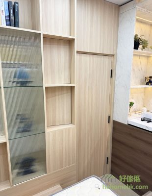 In addition to the storage function, the room cabinet can also be like the room cabinet in the store to do breathable Windows. Some of the open panels can be rotated, can be opened for ventilation, can also be closed at any time, both interesting, inside the room and outside the room can maintain interaction.