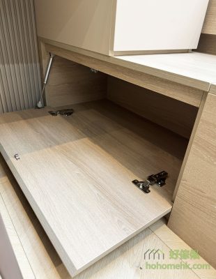 The storage space under the dressing table, the cabinet bucket is not good to take and put things, and the door is turned down, and everything is clear at a glance.